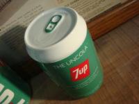 ②【7UP】 缶型　セラミックマグ　蓋付き　